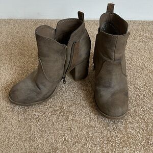 Size seven women’s booties